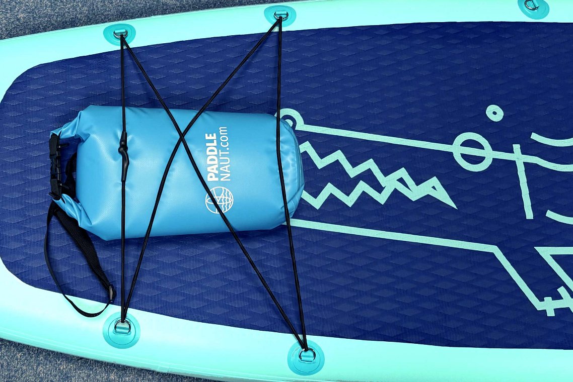 Wasserdichter Dry Bag mit 10 Litern Volumen bei jedem Board
