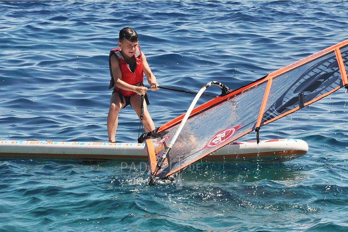 Začalo foukat, z paddleboardů jsou windsurfingy - děti výuka windsurfingu