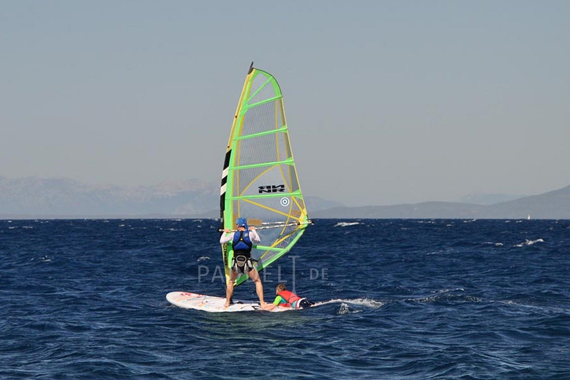 Začalo foukat, z paddleboardů jsou windsurfingy - jezdíme na moři