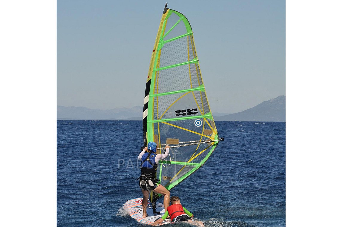 Začalo foukat, z paddleboardů jsou windsurfingy