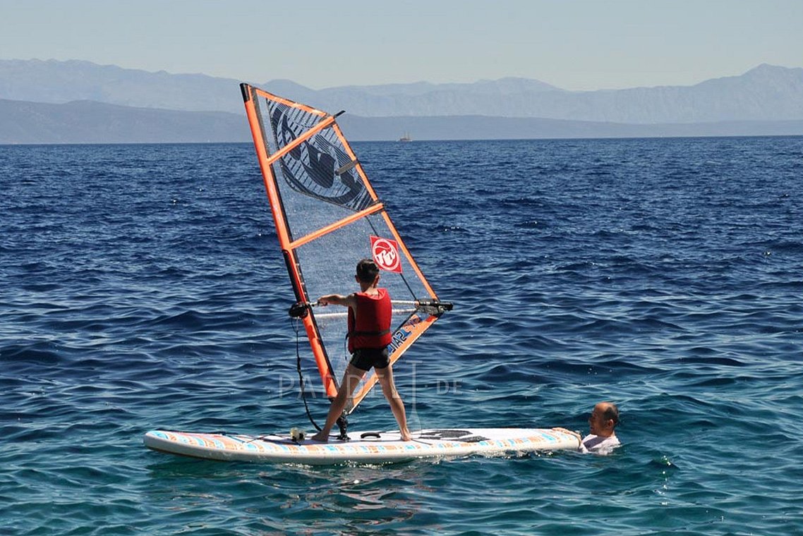 Začalo foukat, z paddleboardů jsou windsurfingy - děti výuka windsurfingu