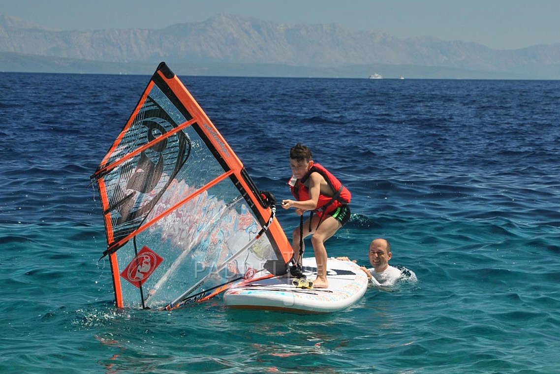 Začalo foukat, z paddleboardů jsou windsurfingy - děti výuka windsurfingu