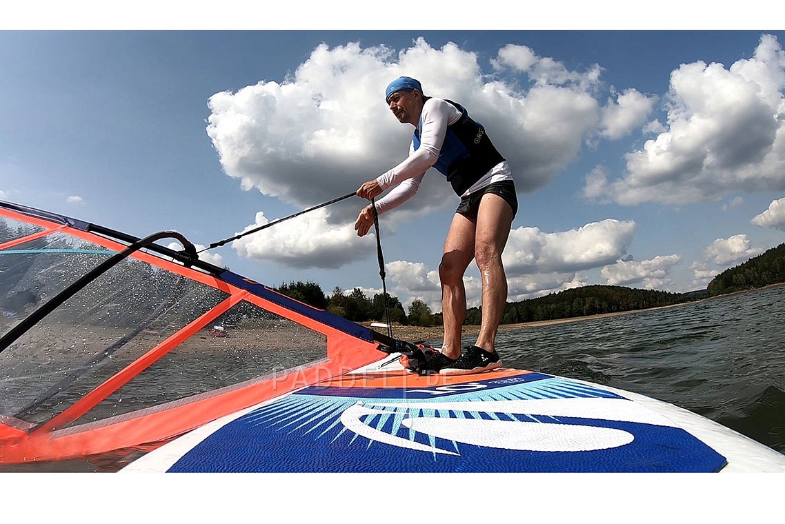 Windsurfen lernen – Segel aus dem Wasser rausziehen