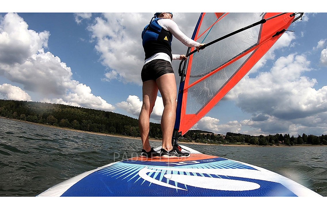 Windsurfen lernen – Segel aus dem Wasser rausziehen