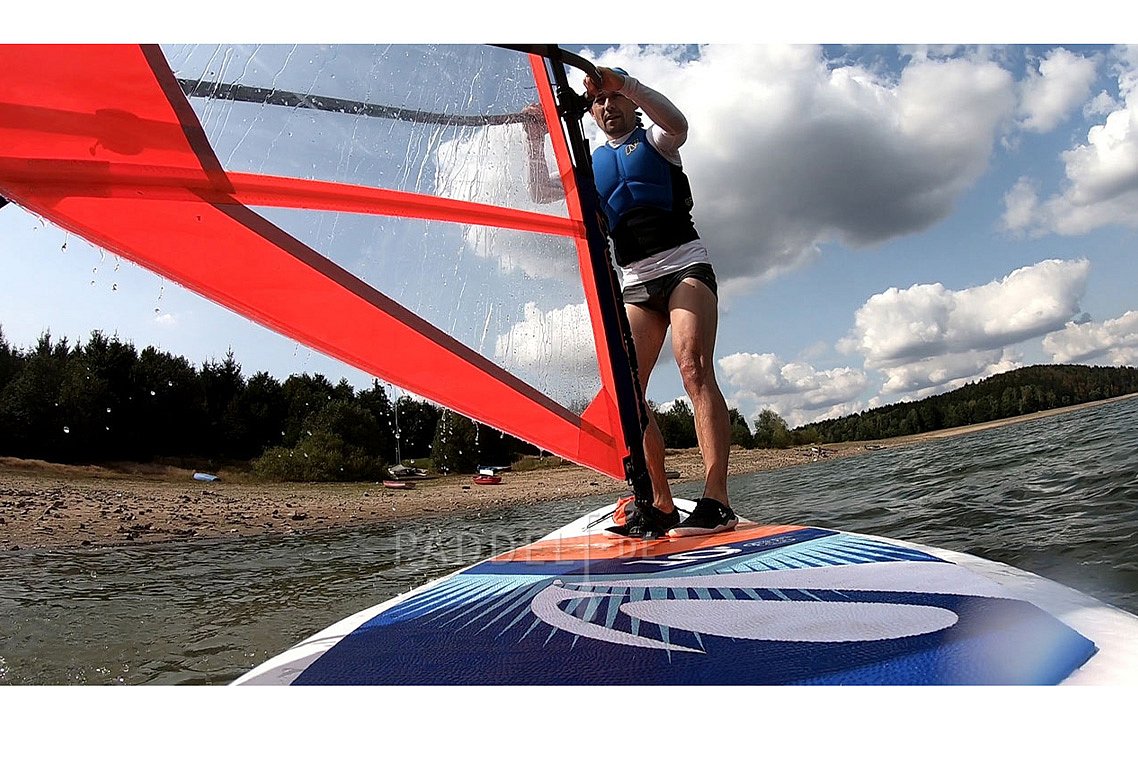 Windsurfen lernen – Segel aus dem Wasser rausziehen