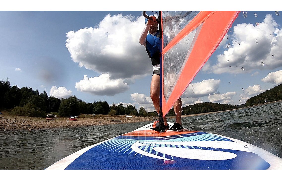 Windsurfen lernen – Segel aus dem Wasser rausziehen