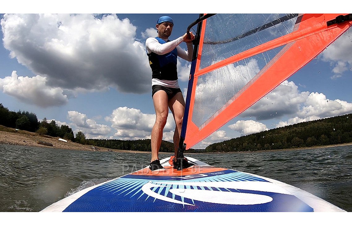 Windsurfen lernen – Segel aus dem Wasser rausziehen