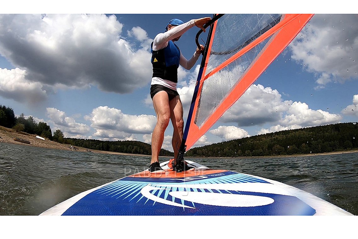 Windsurfen lernen – Segel aus dem Wasser rausziehen