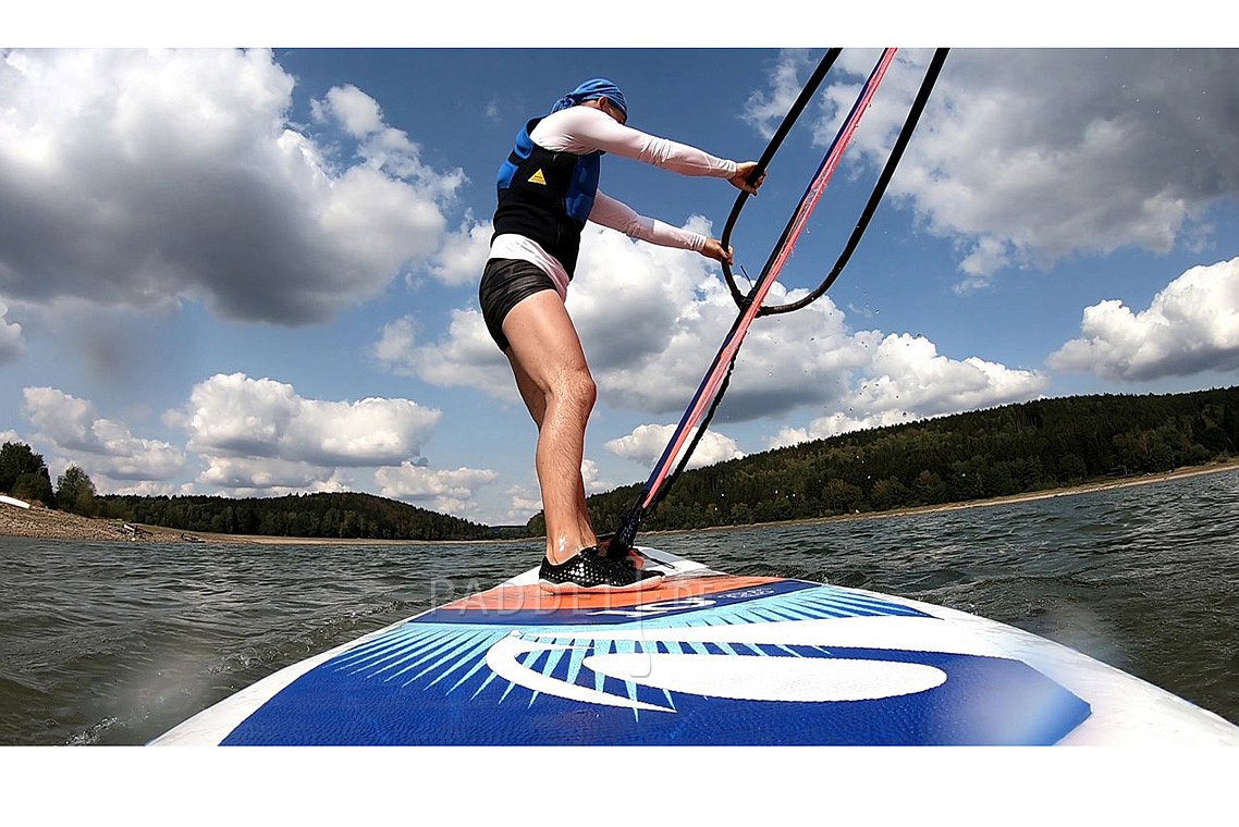 Windsurfen lernen – Segel aus dem Wasser rausziehen