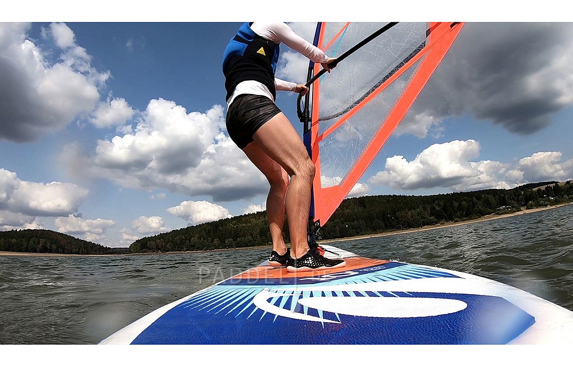 Windsurfen lernen – Segel aus dem Wasser rausziehen