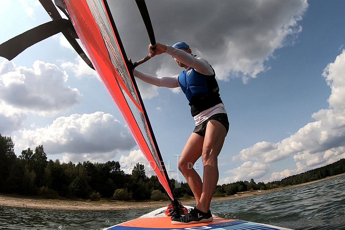 Výuka windsurfingu, nafukovací paddleboard, otočka proti větru tzv. ré