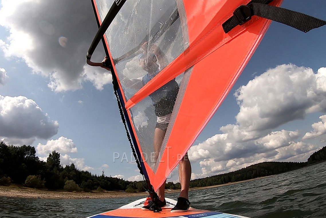 Výuka windsurfingu, nafukovací paddleboard, otočka proti větru tzv. ré