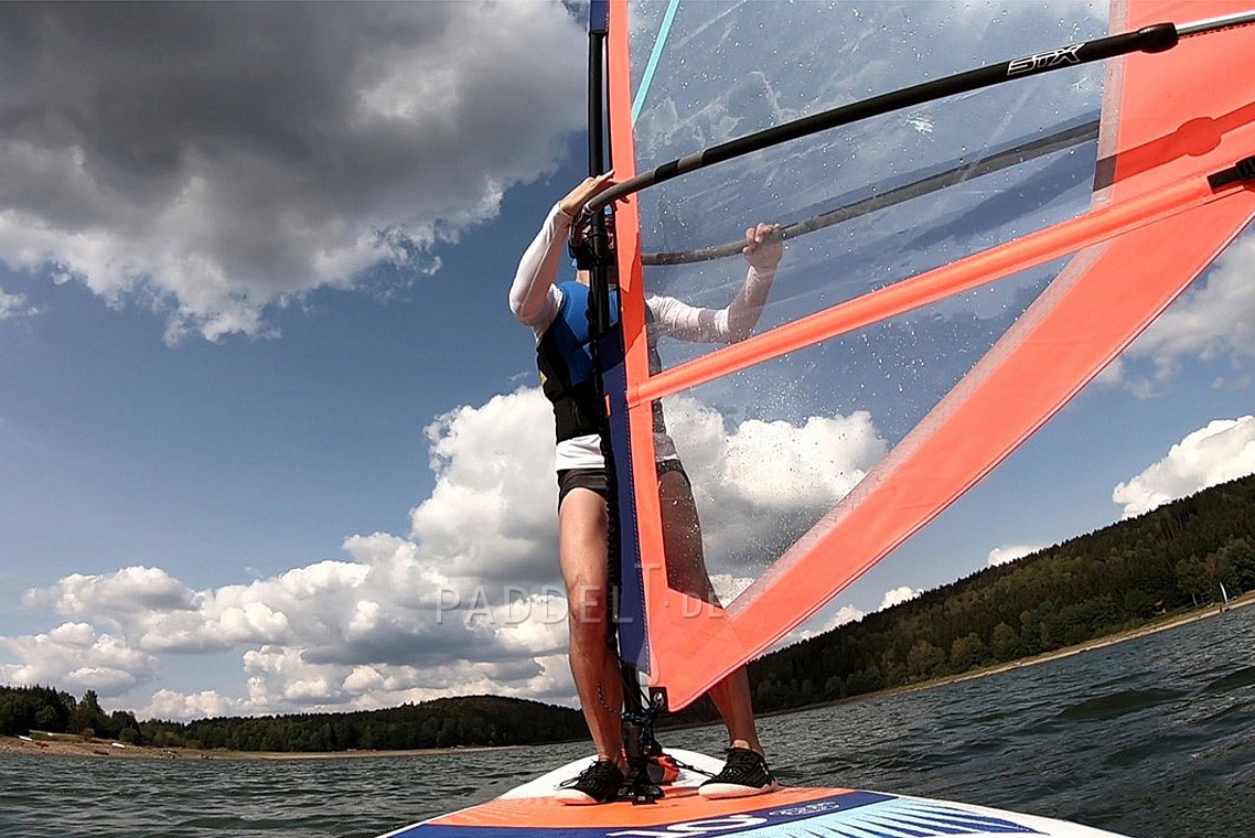 Výuka windsurfingu, nafukovací paddleboard, otočka proti větru tzv. ré