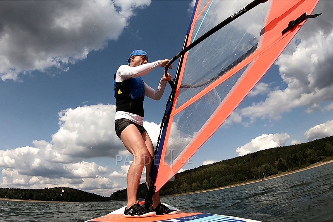 Výuka windsurfingu, nafukovací paddleboard, otočka proti větru tzv. ré