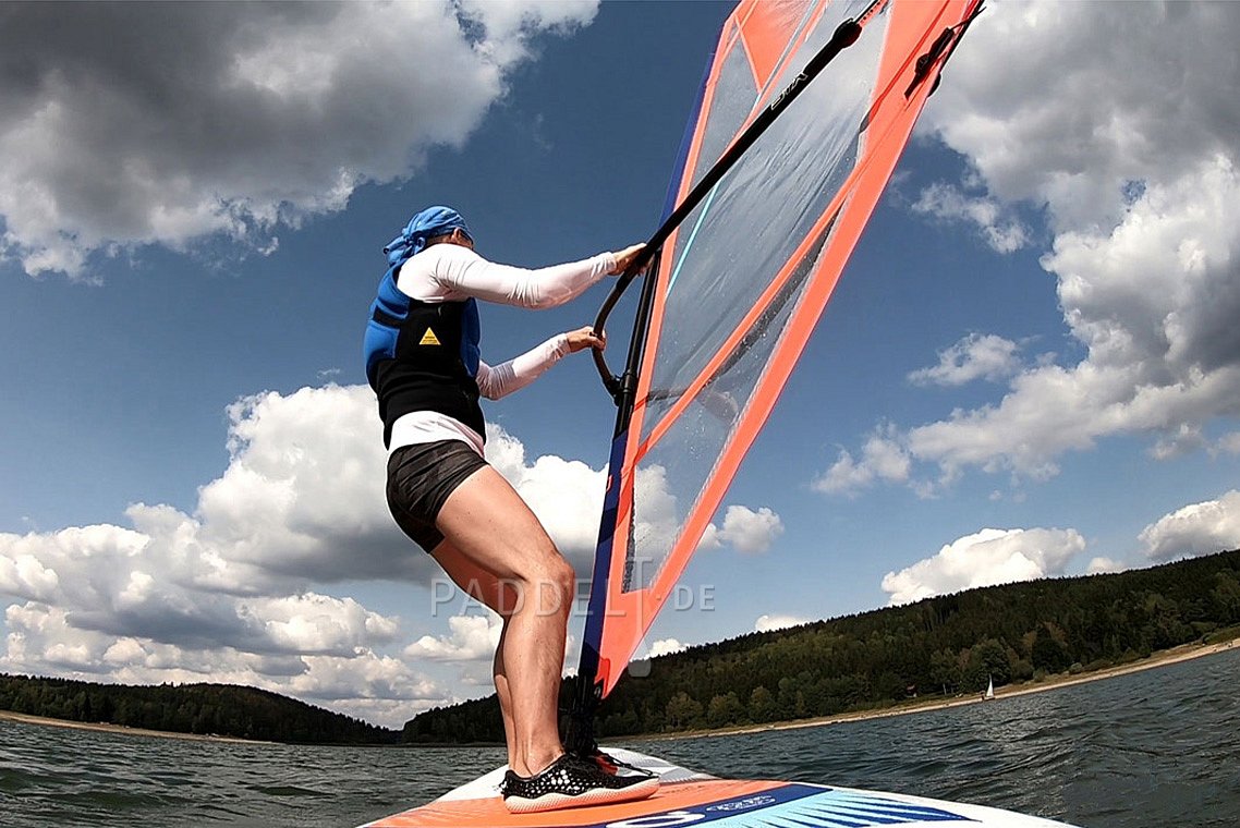 Výuka windsurfingu, nafukovací paddleboard, otočka proti větru tzv. ré