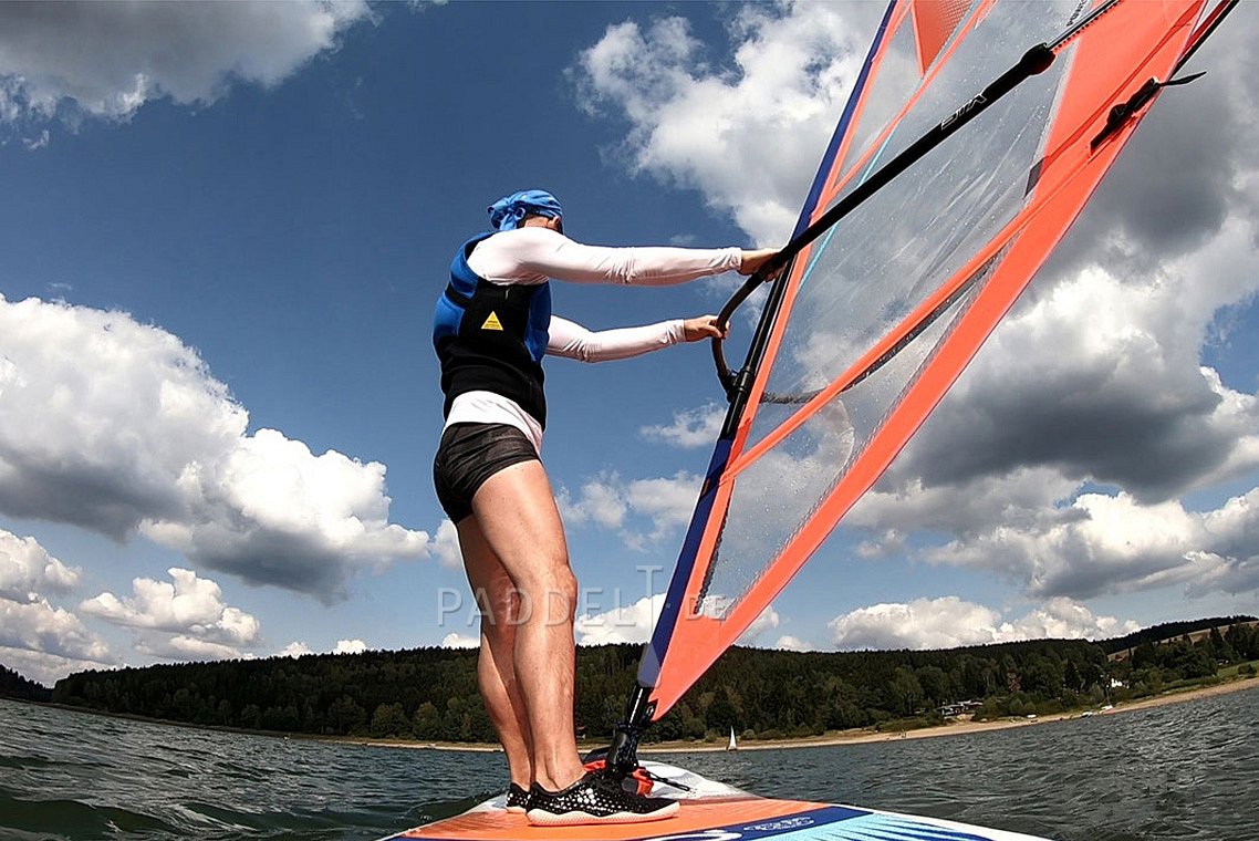 Výuka windsurfingu, nafukovací paddleboard, otočka proti větru tzv. ré