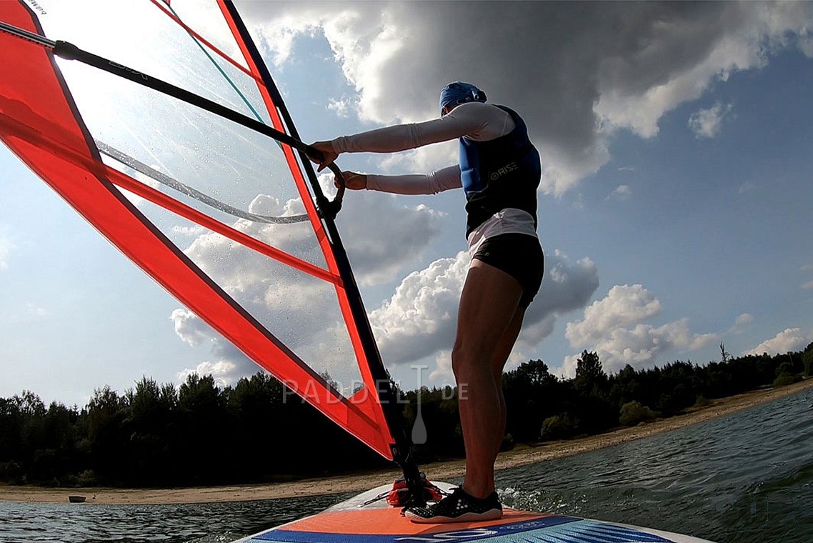 Výuka windsurfingu, nafukovací paddleboard, otočka proti větru tzv. ré