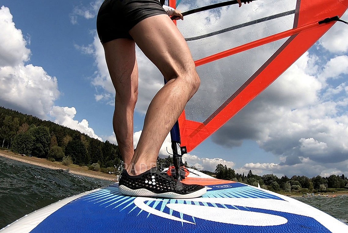 Výuka windsurfingu, nafukovací paddleboard, otočka po větru tzv. halsa