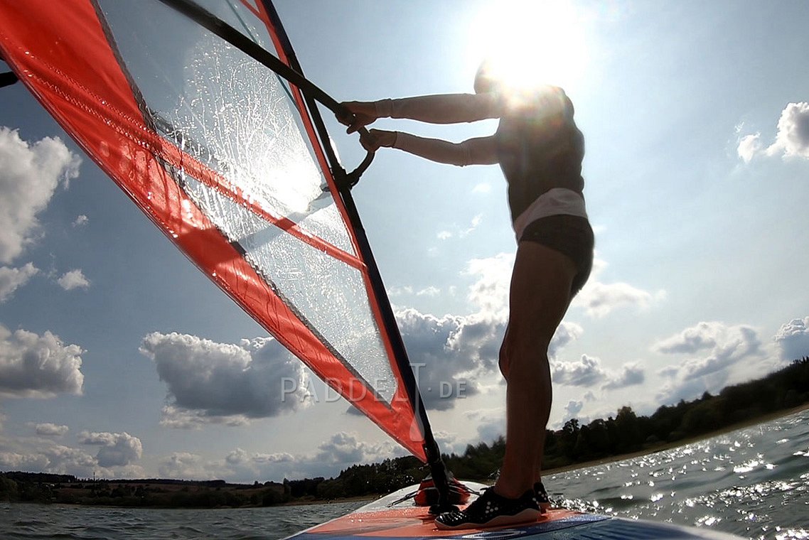 Výuka windsurfingu, nafukovací paddleboard, otočka po větru tzv. halsa