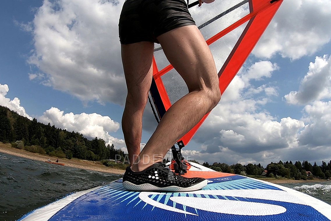 Výuka windsurfingu, nafukovací paddleboard, otočka po větru tzv. halsa