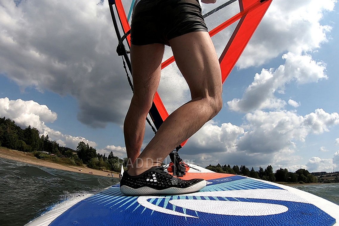 Výuka windsurfingu, nafukovací paddleboard, otočka po větru tzv. halsa