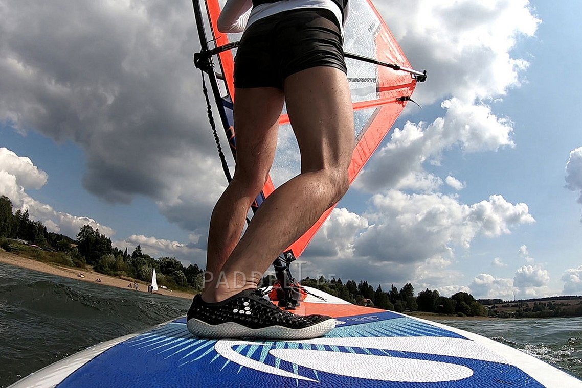 Výuka windsurfingu, nafukovací paddleboard, otočka po větru tzv. halsa