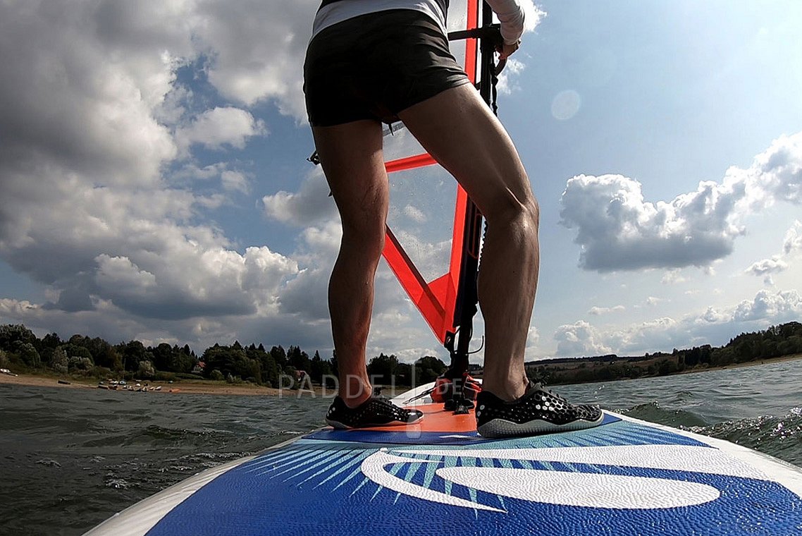 Výuka windsurfingu, nafukovací paddleboard, otočka po větru tzv. halsa