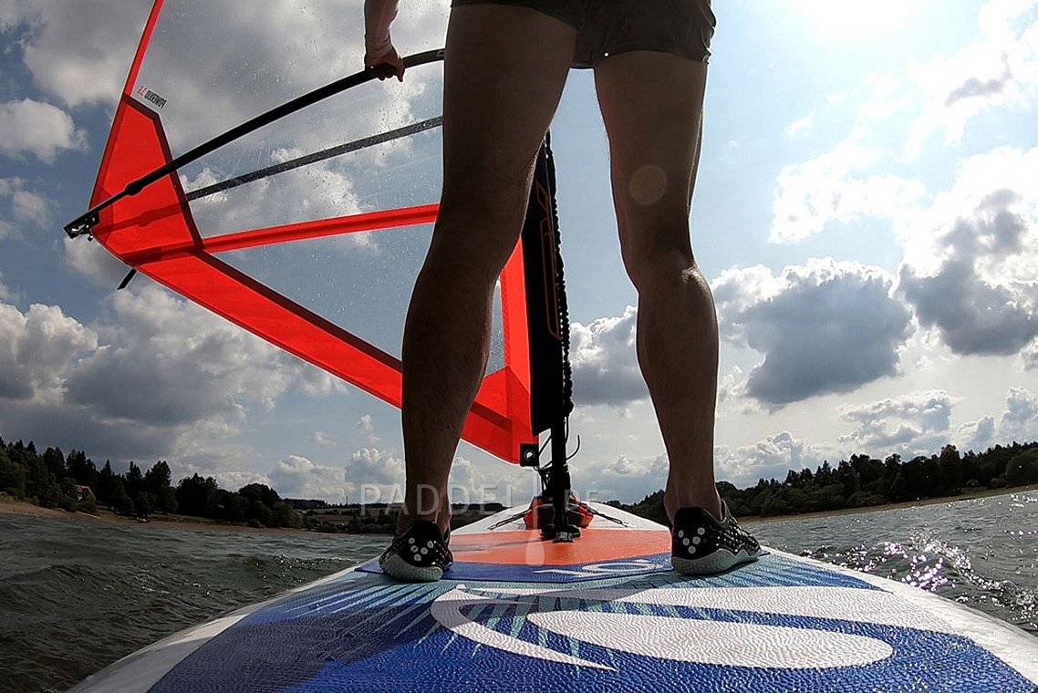 Výuka windsurfingu, nafukovací paddleboard, otočka po větru tzv. halsa