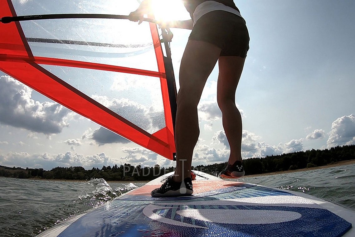 Výuka windsurfingu, nafukovací paddleboard, otočka po větru tzv. halsa