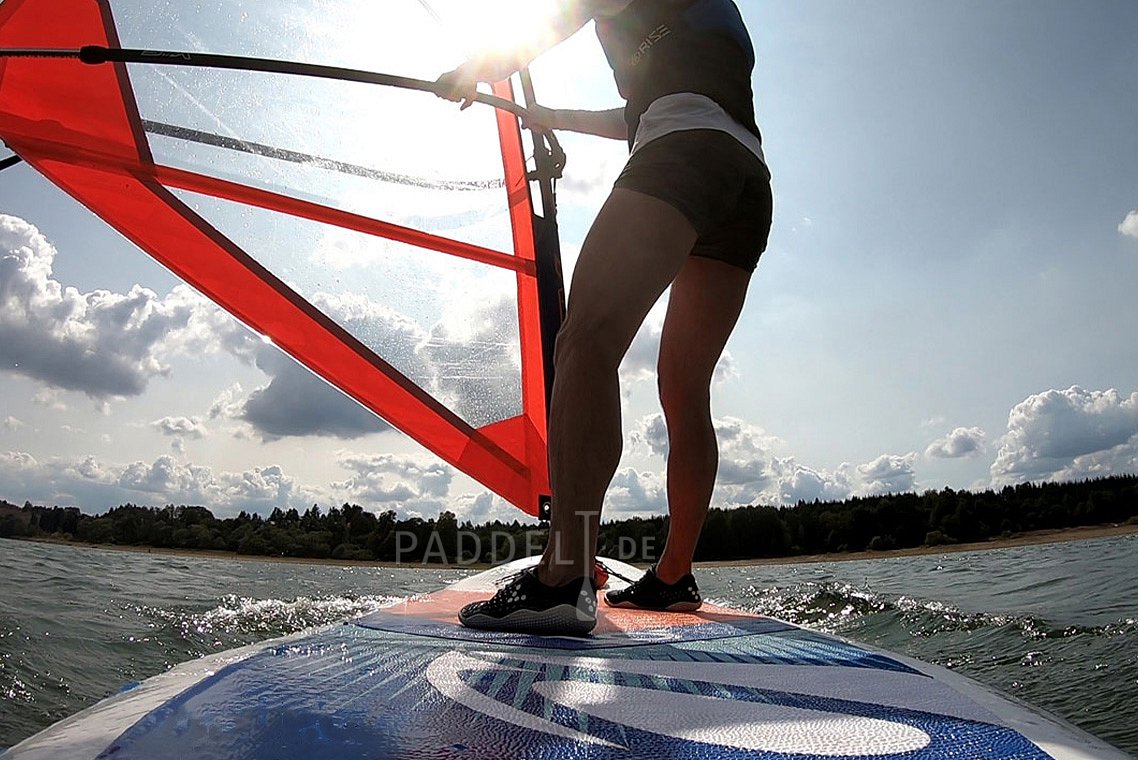 Výuka windsurfingu, nafukovací paddleboard, otočka po větru tzv. halsa