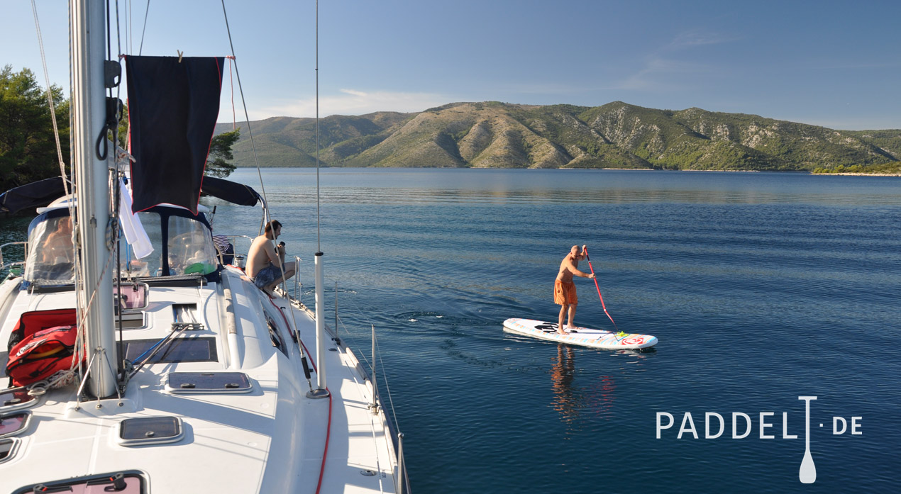 SUP auf dem Segelboot - Paddelt.de - Paddelt mit uns!