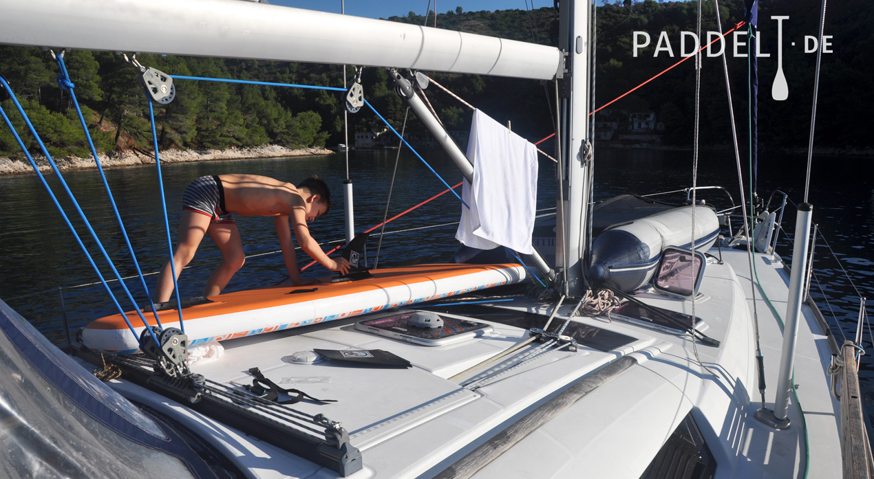 SUP auf dem Segelboot - Paddelt.de - Paddelt mit uns!