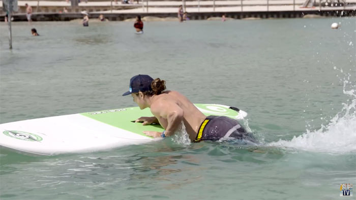 Wie man nach dem Sturz wieder auf das SUP hoch kommt?